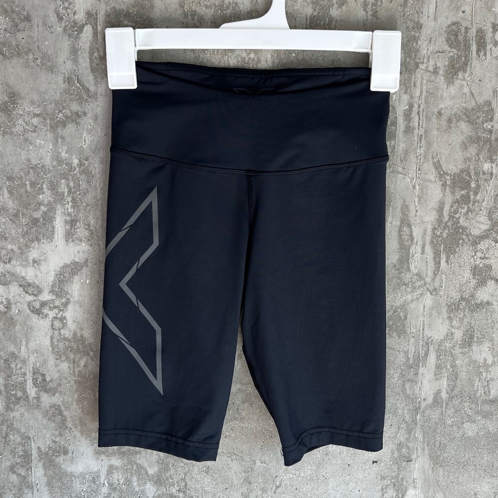 2XU Compression Shorts in Black with Back Pocket